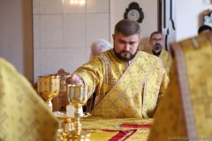 Епископ Антоний возглавил в Покровском соборе Божественную литургию и молебен о мире и единстве народа Божия