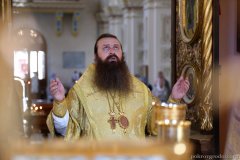 Епископ Антоний возглавил в Покровском соборе Божественную литургию и молебен о мире и единстве народа Божия