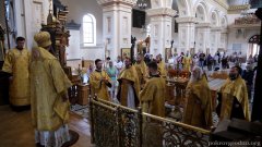 Епископ Антоний возглавил в Покровском соборе Божественную литургию и молебен о мире и единстве народа Божия