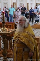 Епископ Антоний возглавил в Покровском соборе Божественную литургию и молебен о мире и единстве народа Божия