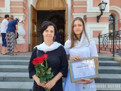 Настоятель Свято-Покровского собора вручил свидетельства об окончании воспитанникам детской иконописной студии "Покров"