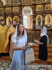 Настоятель Свято-Покровского собора вручил свидетельства об окончании воспитанникам детской иконописной студии "Покров"