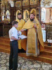 Настоятель Свято-Покровского собора вручил свидетельства об окончании воспитанникам детской иконописной студии "Покров"