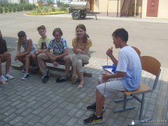 В летней воскресной школе молодежь работает над проектом "Вертоград многоцветный"