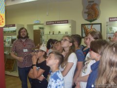 В летней воскресной школе молодежь работает над проектом "Вертоград многоцветный"