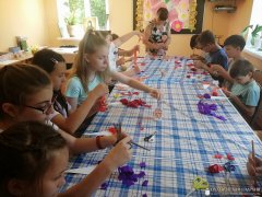 В летней воскресной школе молодежь работает над проектом "Вертоград многоцветный"