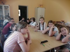 В летней воскресной школе молодежь работает над проектом "Вертоград многоцветный"