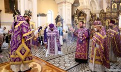 В день празднования Происхождения Честных Древ Животворящего Креста Господня епископ Антоний совершил Божественную литургию в Покровском соборе города Гродно