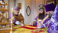 В день празднования Происхождения Честных Древ Животворящего Креста Господня епископ Антоний совершил Божественную литургию в Покровском соборе города Гродно