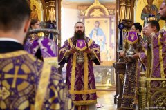 В день празднования Происхождения Честных Древ Животворящего Креста Господня епископ Антоний совершил Божественную литургию в Покровском соборе города Гродно