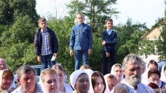 В праздник Раковичской иконы Божией Матери епископ Антоний совершил Божественную литургию в храме Рождества Пресвятой Богородицы деревни Раковичи