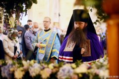 В праздник Успения Пресвятой Богородицы епископ Антоний совершил Божественную литургию в Покровском кафедральном соборе города Гродно