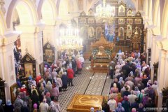 В праздник Успения Пресвятой Богородицы епископ Антоний совершил Божественную литургию в Покровском кафедральном соборе города Гродно