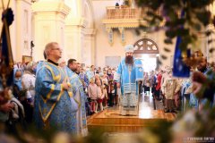 В праздник Успения Пресвятой Богородицы епископ Антоний совершил Божественную литургию в Покровском кафедральном соборе города Гродно