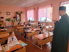 Протоиерей Георгий Суботковский провел беседы в Зельвенской гимназии и средней школе Протоиерей Георгий Суботковский провел беседы в Зельвенской гимназии и средней школе