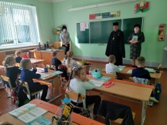 Протоиерей Георгий Суботковский провел беседы в Зельвенской гимназии и средней школе Протоиерей Георгий Суботковский провел беседы в Зельвенской гимназии и средней школе