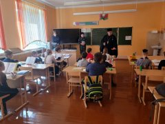 Протоиерей Георгий Суботковский провел беседы в Зельвенской гимназии и средней школе Протоиерей Георгий Суботковский провел беседы в Зельвенской гимназии и средней школе