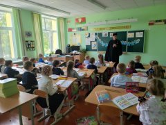 Протоиерей Георгий Суботковский провел беседы в Зельвенской гимназии и средней школе Протоиерей Георгий Суботковский провел беседы в Зельвенской гимназии и средней школе