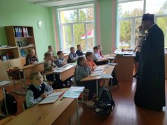 Протоиерей Георгий Суботковский провел беседы в Зельвенской гимназии и средней школе Протоиерей Георгий Суботковский провел беседы в Зельвенской гимназии и средней школе