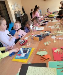 Маленькие прихожане Свято-Троицкого храма в Зельве смастерили подарки для мам Маленькие прихожане Свято-Троицкого храма в Зельве смастерили подарки для мам