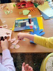 Маленькие прихожане Свято-Троицкого храма в Зельве смастерили подарки для мам Маленькие прихожане Свято-Троицкого храма в Зельве смастерили подарки для мам