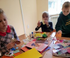 Маленькие прихожане Свято-Троицкого храма в Зельве смастерили подарки для мам Маленькие прихожане Свято-Троицкого храма в Зельве смастерили подарки для мам