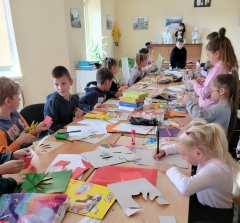 Маленькие прихожане Свято-Троицкого храма в Зельве смастерили подарки для мам Маленькие прихожане Свято-Троицкого храма в Зельве смастерили подарки для мам