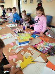 Маленькие прихожане Свято-Троицкого храма в Зельве смастерили подарки для мам Маленькие прихожане Свято-Троицкого храма в Зельве смастерили подарки для мам