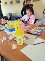 Маленькие прихожане Свято-Троицкого храма в Зельве смастерили подарки для мам Маленькие прихожане Свято-Троицкого храма в Зельве смастерили подарки для мам
