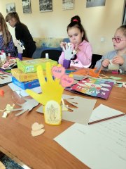 Маленькие прихожане Свято-Троицкого храма в Зельве смастерили подарки для мам Маленькие прихожане Свято-Троицкого храма в Зельве смастерили подарки для мам