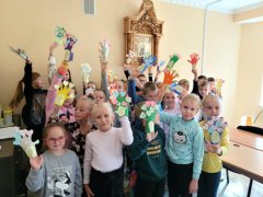 Маленькие прихожане Свято-Троицкого храма в Зельве смастерили подарки для мам Маленькие прихожане Свято-Троицкого храма в Зельве смастерили подарки для мам