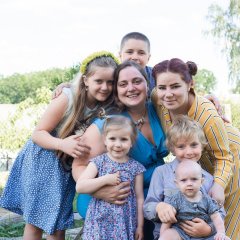 «Это как космос, как бесконечность: их много, а будет еще больше, и в каждом — ты». Многодетные матушки рассказывают о своем опыте «Это как космос, как бесконечность: их много, а будет еще больше, и в каждом — ты». Многодетные матушки рассказывают о своем опыте