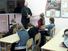 Иерей Александр Свистун провел в Лунненской школе беседу о Рождестве Христовом 