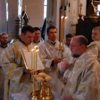 4 мая 2013г. В Великую субботу архиепископ Артемий совершил литургию Василия Великого в кафедральном соборе Гродно