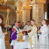 28 мая 2014 года. В канун праздника Вознесения архиепископ Артемий совершил всенощное бдение в кафедральном соборе Гродно