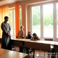 5 июня 2014 года. Встреча воспитанников школьного летнего лагеря со священником