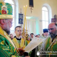 10 июня 2014 года. Архиепископ Артемий совершил литургию в храме Святой Троицы городского поселка Порозово