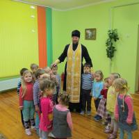 26 января 2015 года. Священник освятил здание детского сада в деревне Лунно