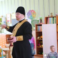 13 февраля 2015 года. Священник принял участие в митинге и освятил дошкольные учреждения поселка Зельва
