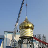 27 марта 2015 года. На храм Покрова Богородицы деревни Олекшицы установлен новый купол
