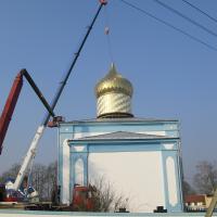 27 марта 2015 года. На храм Покрова Богородицы деревни Олекшицы установлен новый купол