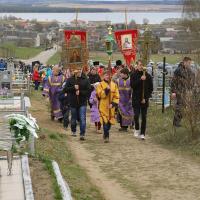 21 апреля 2015 года. В день поминовения усопших в Зельве состоялся Крестный ход на кладбище поселка