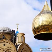 31 марта 2015 года. На строящийся храм Благовещения Пресвятой Богородицы города Волковыска установлены купола