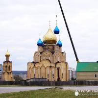 31 марта 2015 года. На строящийся храм Благовещения Пресвятой Богородицы города Волковыска установлены купола