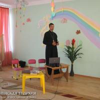 1 октября 2015 года. Священник посетил родительское собрание в детском саду №7 города Волковыска