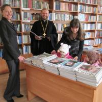 Заведующий сектором приходских библиотек иерей Владимир Борисевич и библиотекарь Анна Сторчак провели смотр приходских библиотек г.Гродно.
