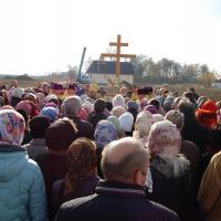 Освящении креста на куполе храма в микрорайоне Ольшанка 