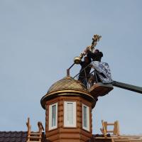 Освящении креста на куполе храма в микрорайоне Ольшанка 