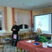 Священник посетил общешкольное родительское собрание в Красносельске