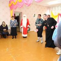 Священник и завуч воскресной школы посетили отделение пребывания людей пожилого возраста в поселке Зельва